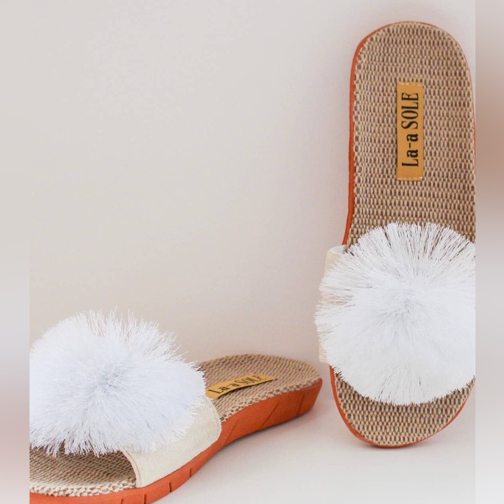 NEW! LA-a SOLE White Fringe Playful Unique Pom Pom Sandals  9 10